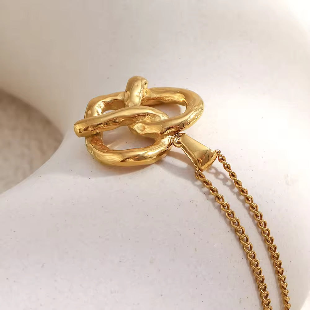 Pretzel chain pendant